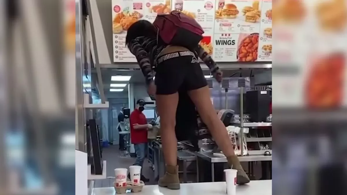 Ohne Maske bei KFC: Als man sie nicht bedienen will, dreht sie durch (Video)