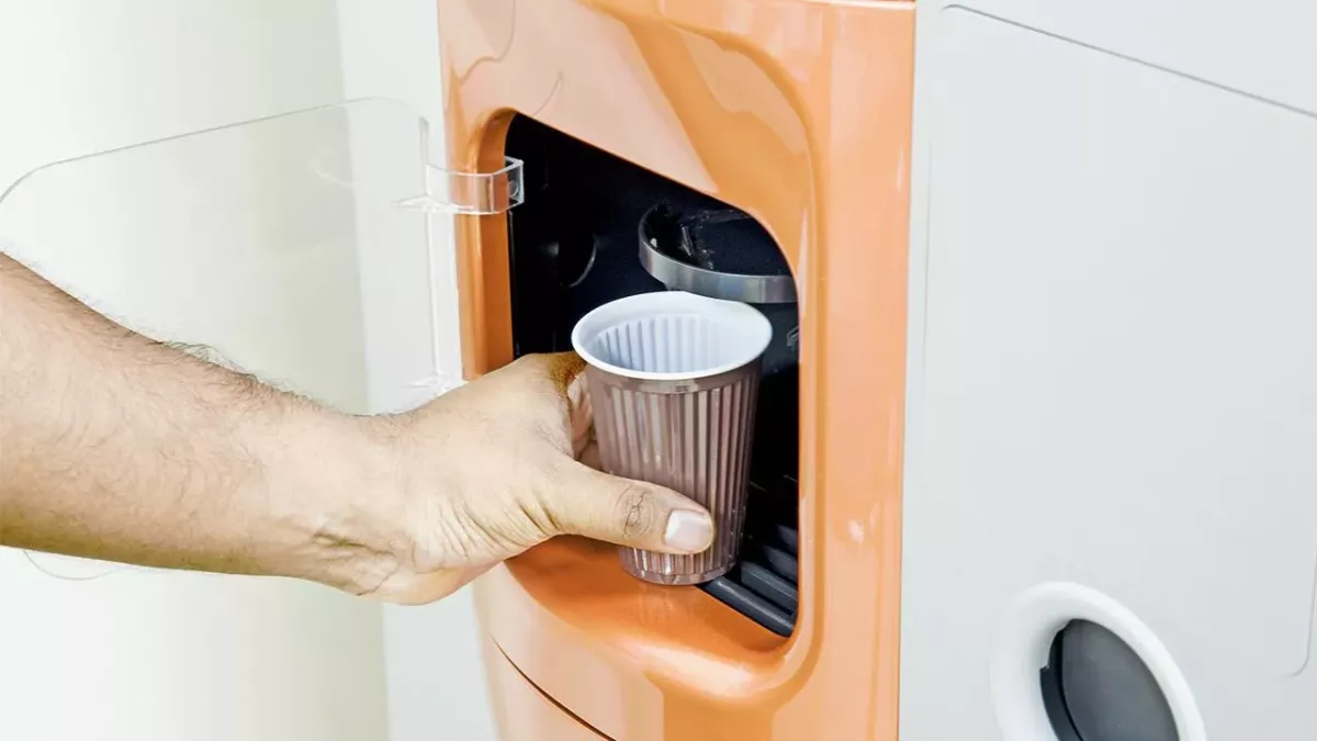 Schrecklicher Unfall am Kaffeeautomaten: Plötzlich fehlt jungem Mann ein Teil seiner Hand