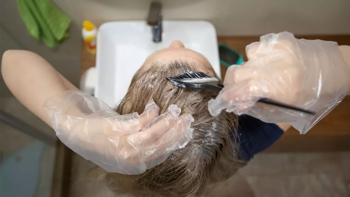 Sie färbt sich die Haare: Dabei entkommt sie nur knapp dem Tod
