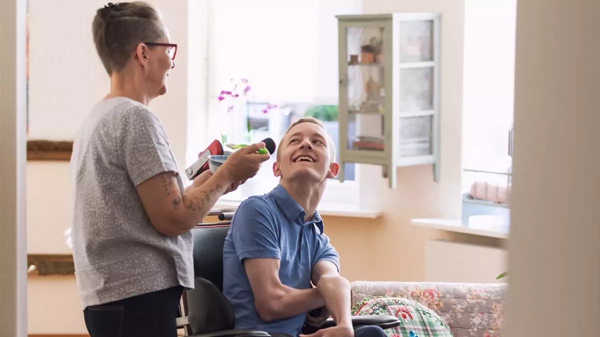 Sie halten seine schöne Freundin für seine Krankenschwester: So beweisen sie das Gegenteil!