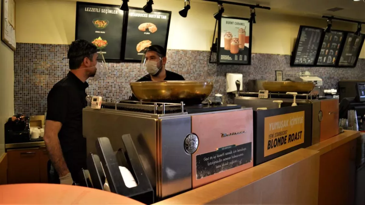 Starbucks-Mitarbeiter nimmt Corona-Regeln ernst und wird belohnt