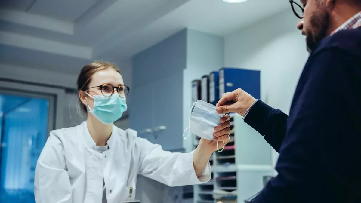 Symbolbild: Krankenschwester erfindet neuen Mundschutz