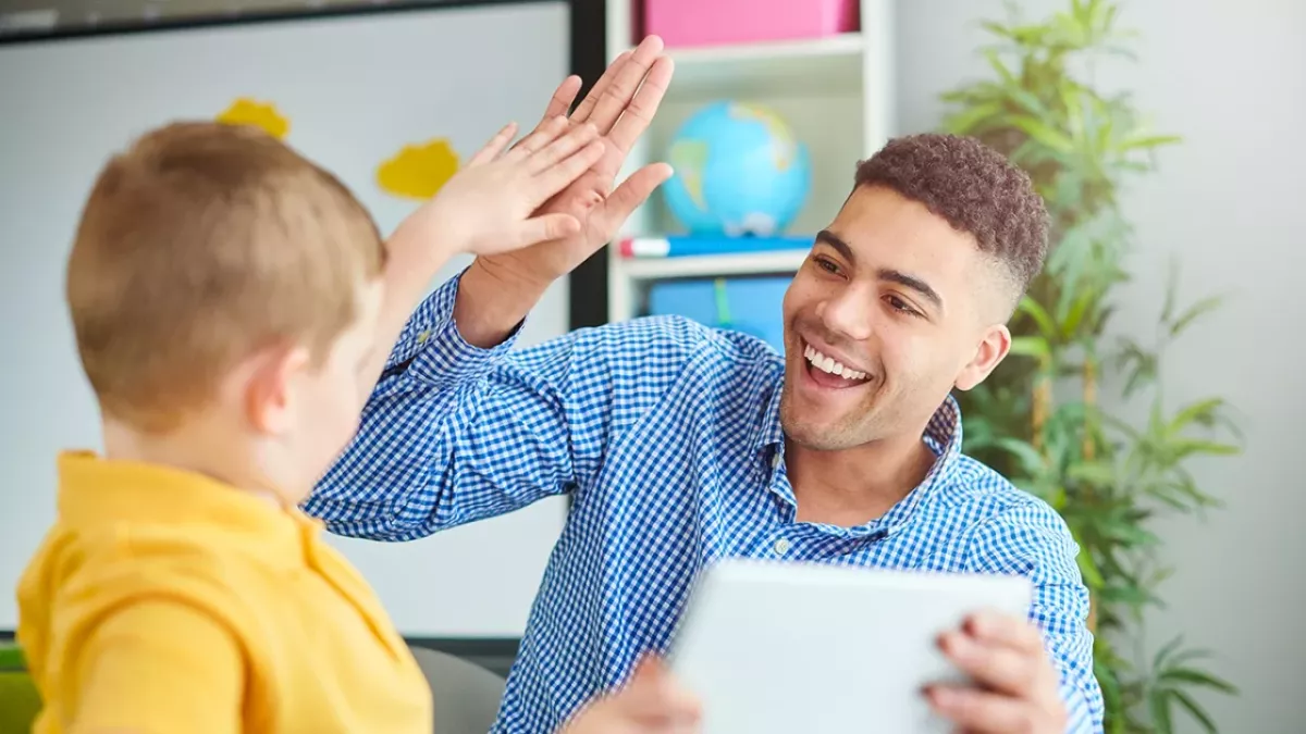 Symbolbild: Lehrer mit Schüler