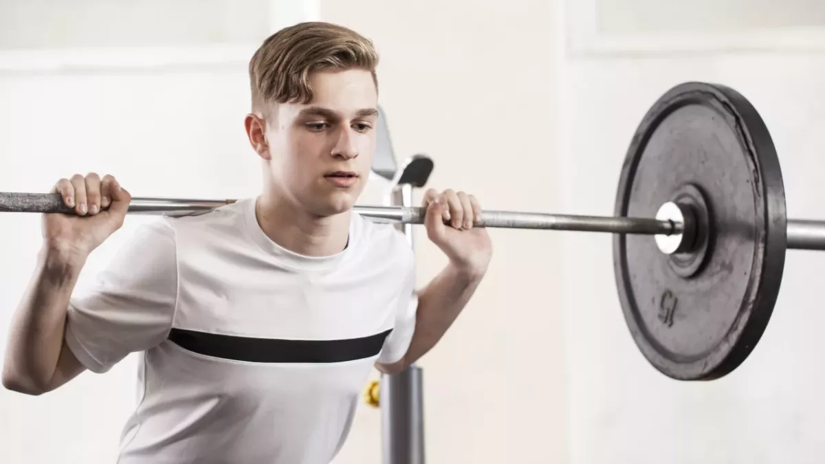Teenager wird wegen seines Aussehens gemobbt, dann trainiert er sich einen beneidenswerten Body.