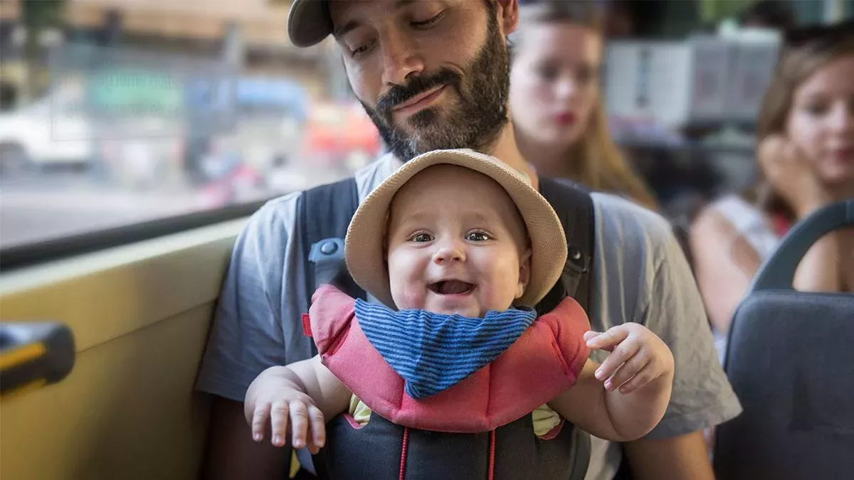 Vater mit Baby im Zug