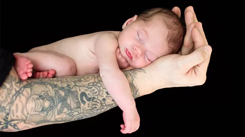 Vater will seine Babys tätowieren lassen
