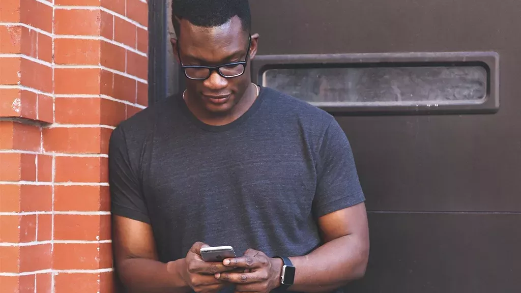 Zum Spaß lädt er sich eine App herunter: Dann rettet sie ihm das Leben