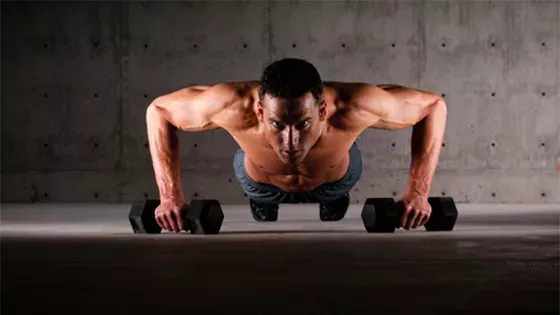 Burpees mit Kurzhanteln: Der richtige Übungsablauf