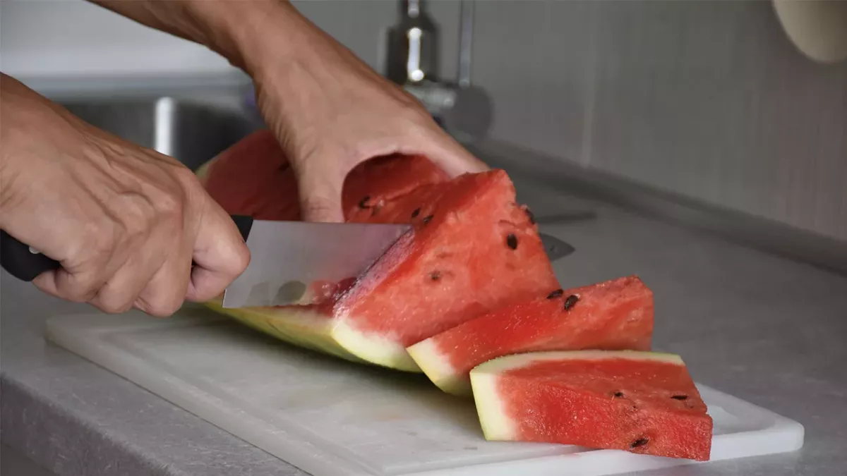 Darum werdet ihr von Wassermelonen mit Rissen im Fruchtfleisch krank