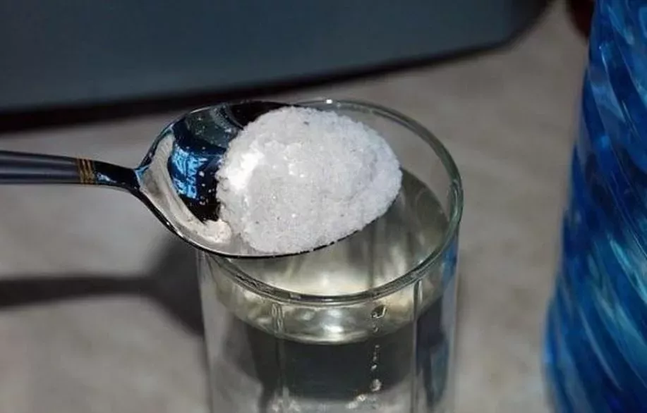Räume von negativen Energien befreien: Ein Glas Essigwasser soll helfen