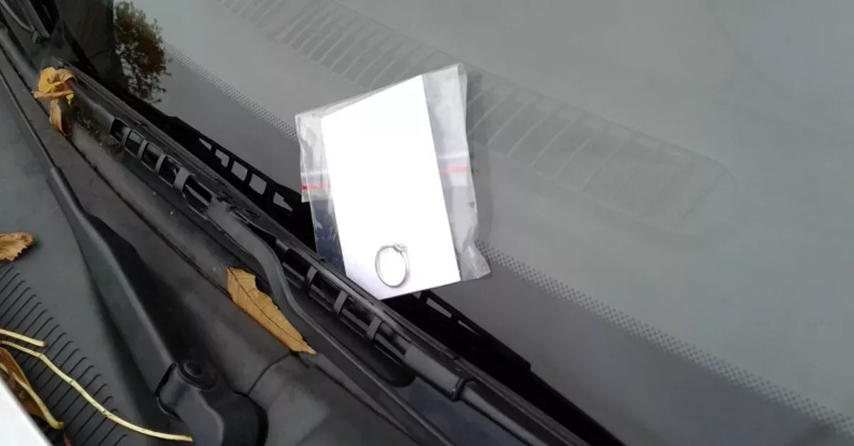 Die Polizei warnt: Das hat es mit dem Ring am Auto auf sich