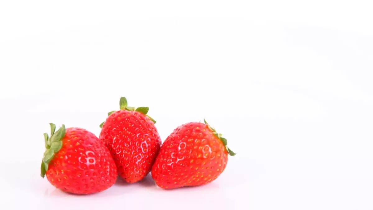 Drei Erdbeeren auf weißem Untergrund
