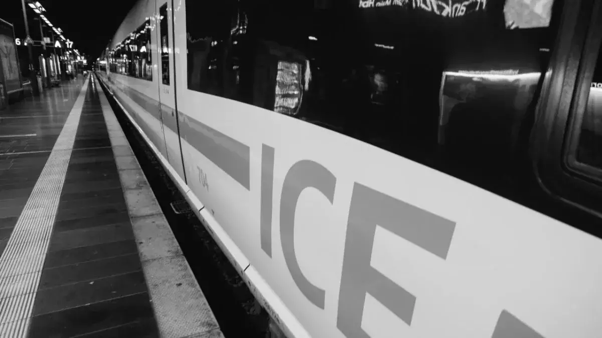 Ein ICE steht im Frankfurter Hauptbahnhof