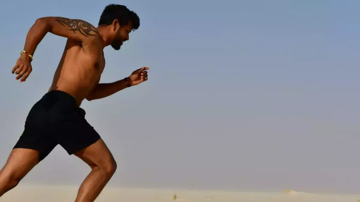 Ein Mann joggt mit nacktem Oberkörper