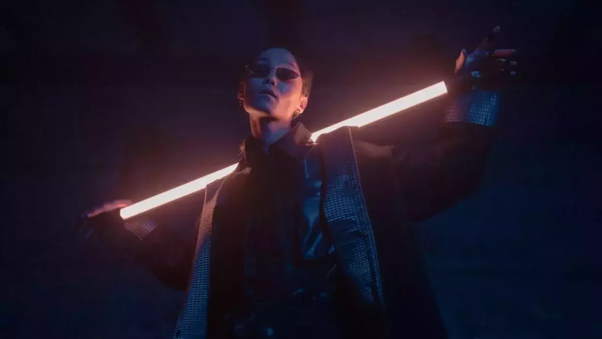 Ein Mann posiert in Blacksuit mit Sonnenbrille