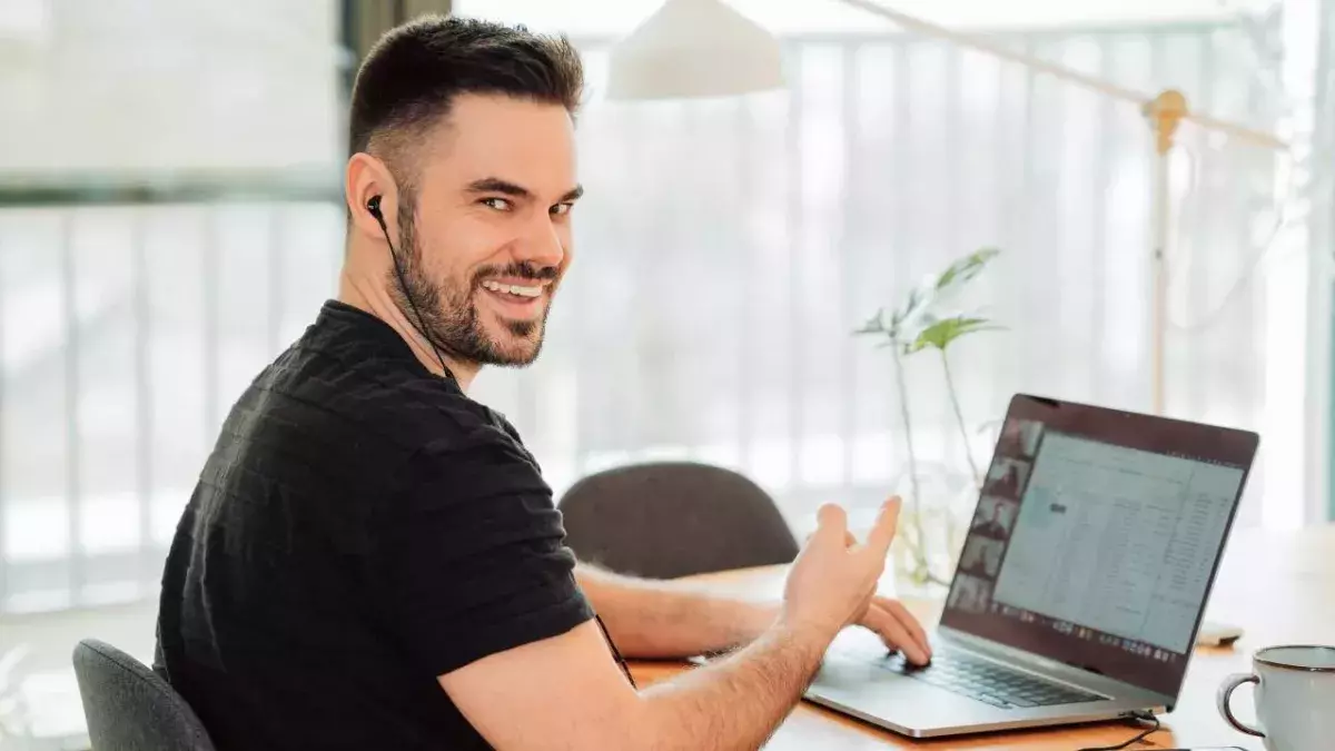 Ein Mann sitzt an einem Apple MacBook Pro am Schreibtisch