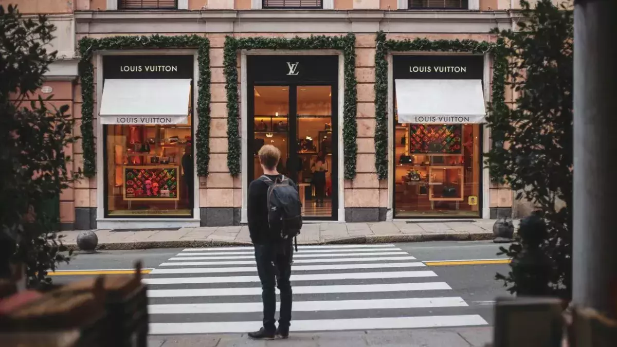 Ein Mann steht vor einer Louis Vuitton-Boutique