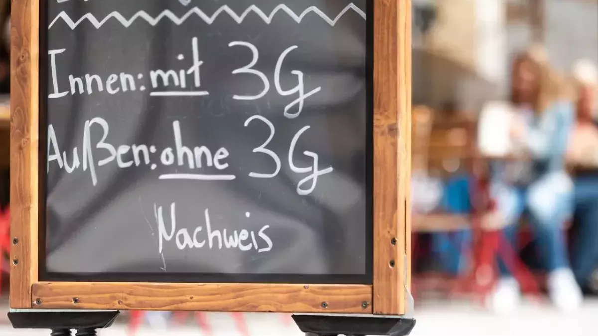 Eine Tafel mit den 3G-Regeln steht vor einem Stuttgarter Restaurant