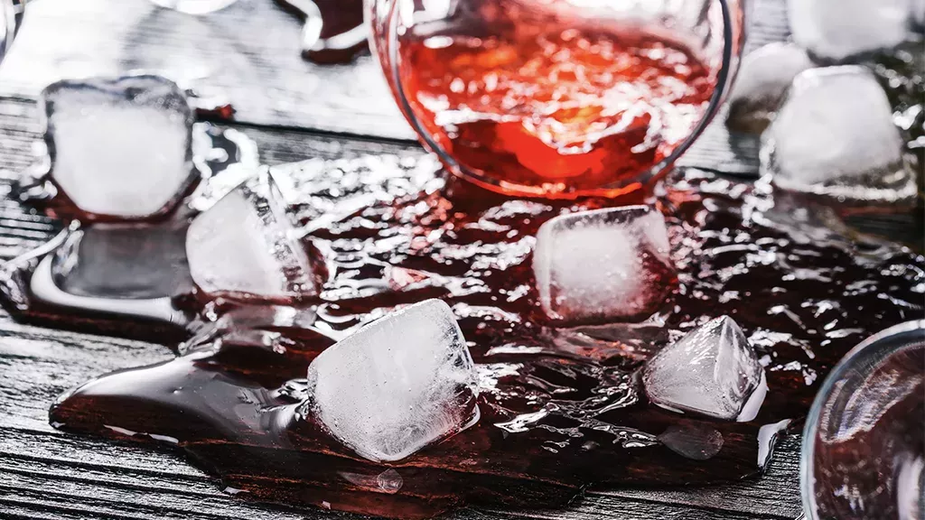 Ekelzone Bar: Deshalb solltet ihr auf Eiswürfel verzichten