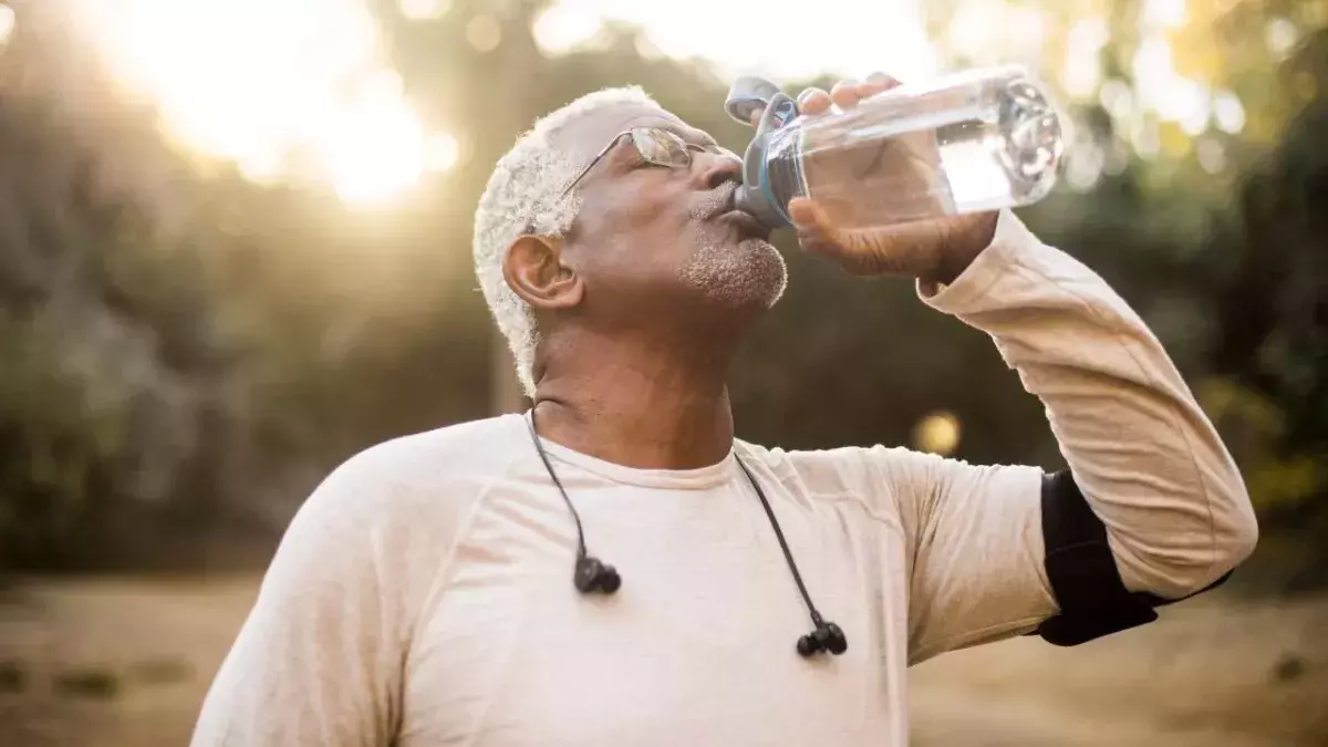 Je älter wir werden, desto mehr Wasser müssen wir trinken.