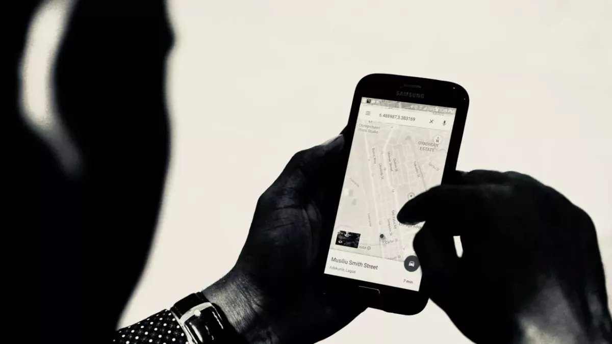 Mann hält Mobiltelefon in den Händen