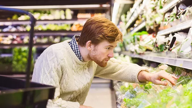 Mann im Supermarkt