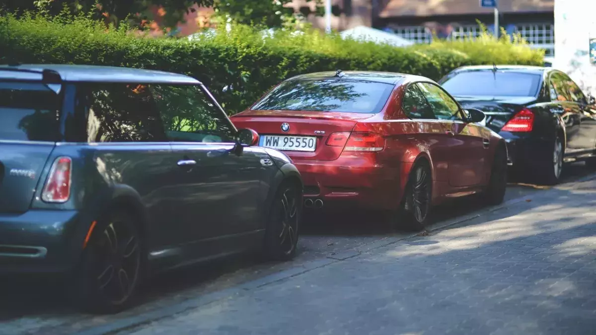 Mann zeigt, dass wir die Parkplatzlinien falsch nutzen