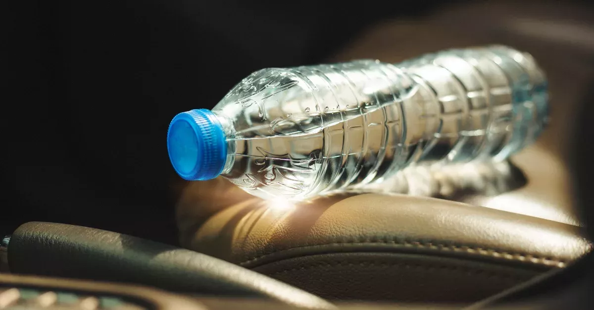 PET-Flasche im Auto 