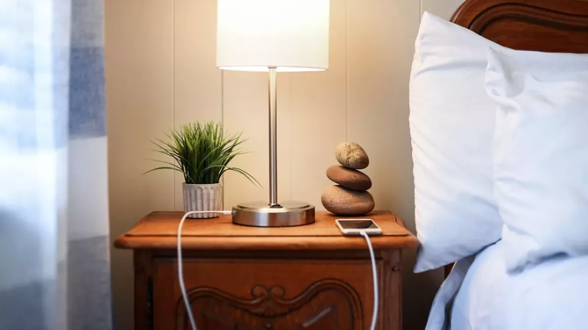 Smartphone neben Bett laden