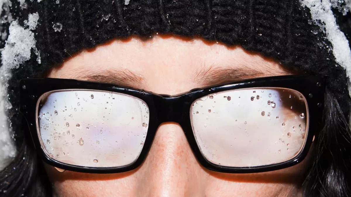 Vernebelte Sicht: Beschlagene Brillengläser im Winter mit Maske