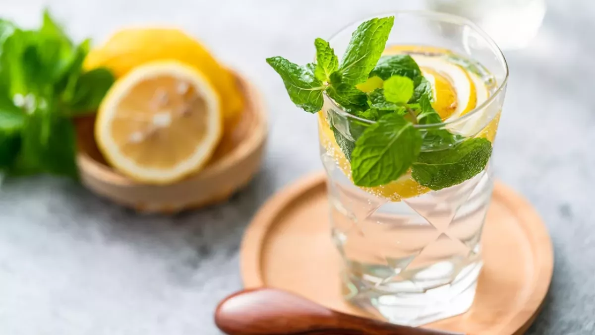 Wie schlank macht Wasser mit Zitrone wirklich?