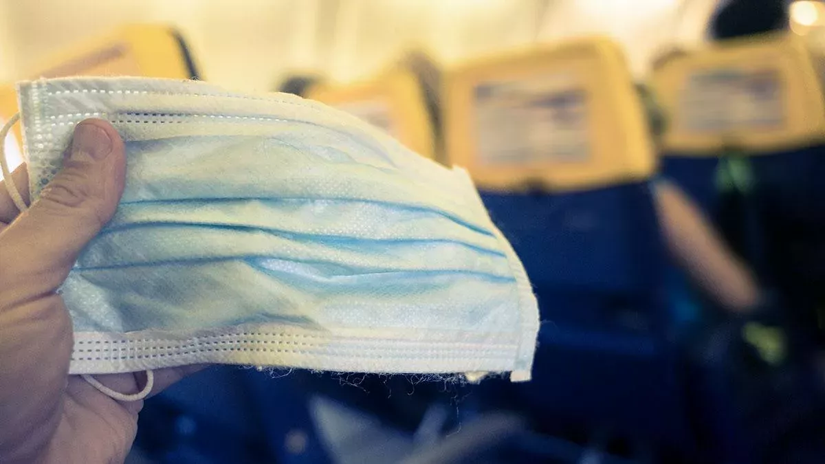 Zwei Männer weigern sich, im Flugzeug eine Maske zu tragen 