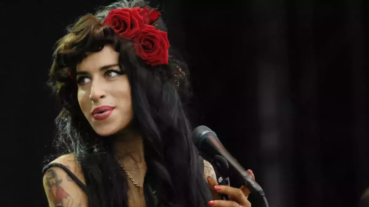 Amy Winehouse während eines Konzerts