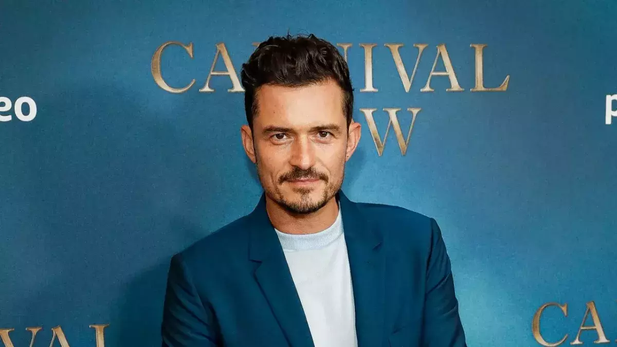 Auf offenem Meer: Orlando Bloom paddelt mit Weißem Hai
