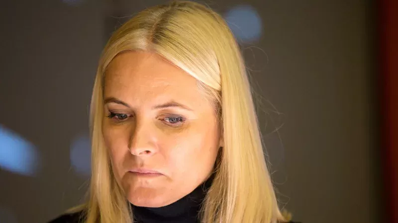 Sex-Schock für Kronprinzessin Mette-Marit: Künftige Schwiegertochter (22) halbnackt im Netz
