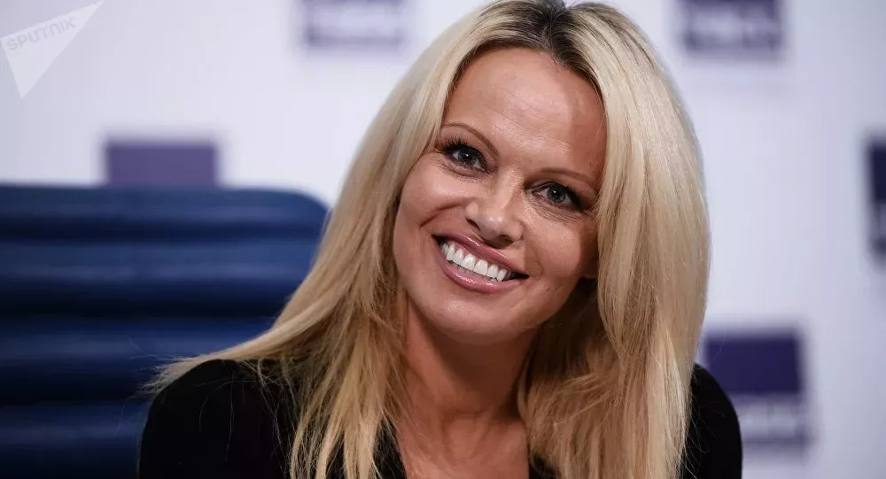 Pamela Anderson schwingt in „Let’s Dance“ die Hüfte!