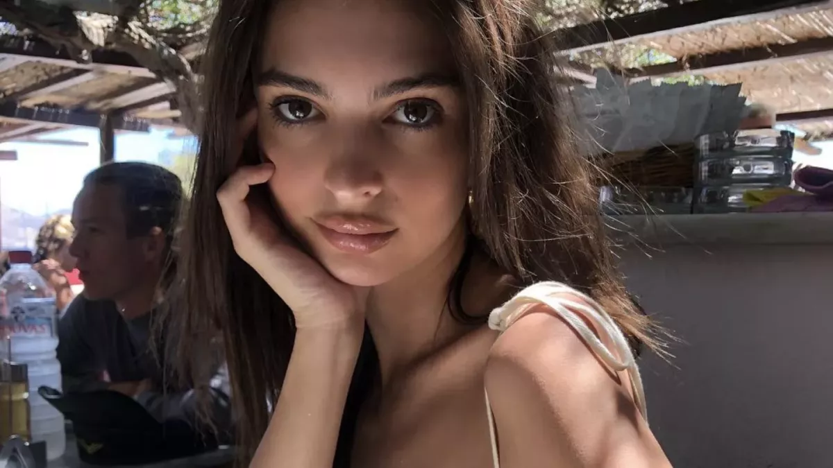 Emily Ratajkowski: Nippelblitzer mitten im Restaurant