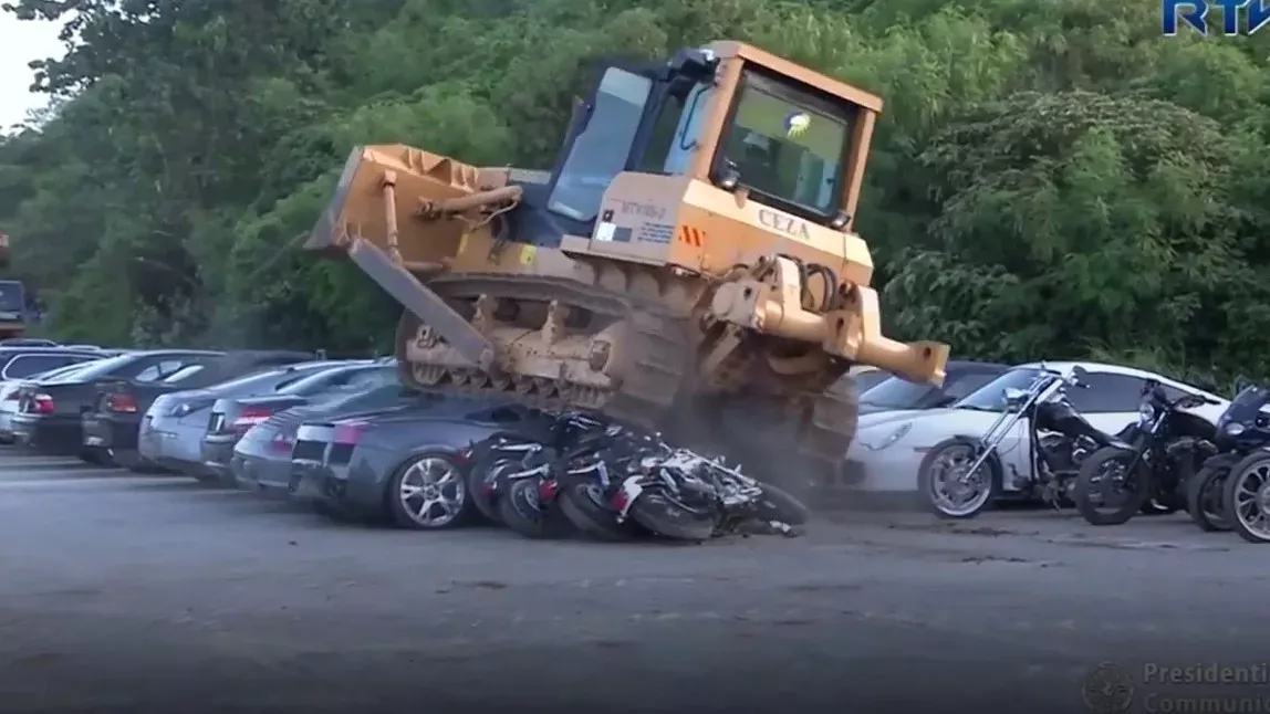 Philippinen: Präsident Duterte befiehlt die Zerstörung von 68 Luxusautos per Bulldozer