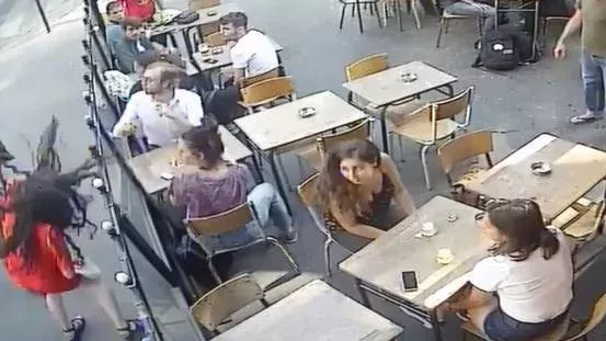 Junge Frau wird mitten auf der Straße von einem Mann geschlagen: Das Netz reagiert deutlich