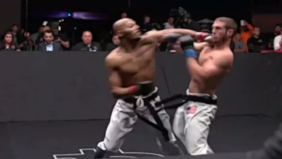 Enormer K. o. bei einem Karate-Kampf