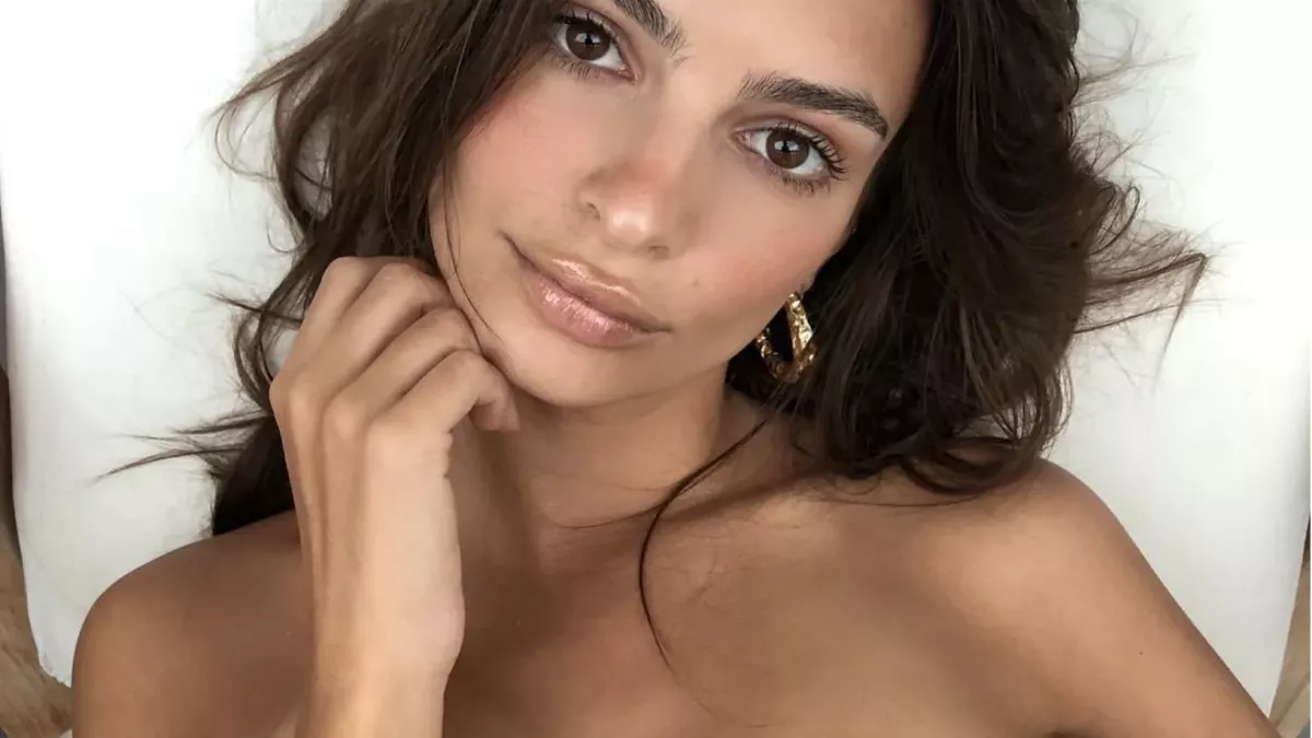 Emily Ratajkowski präsentiert ihre perfekte Bräunung auf Oben-ohne-Foto