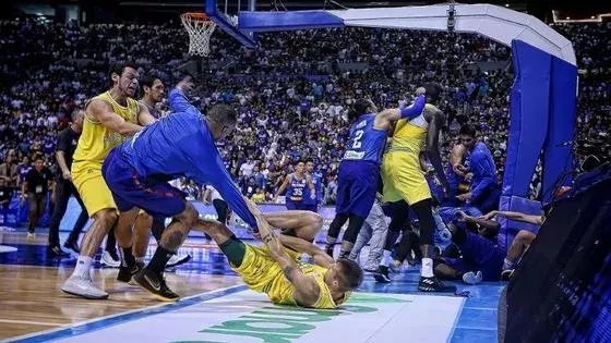 Basketball: Spiel zwischen Australien und den Philippinen endet in Massenschlägerei