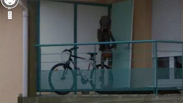 Außerirdischer von Google auf Balkon gesichtet. Jetzt spricht der Hausbesitzer!