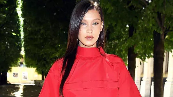 Bella Hadid spaziert ohne Schlüpfer durch die Straßen von Paris