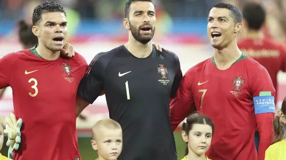 Cristiano Ronaldo hat ein seltsames Ritual beim Singen der Nationalhymne