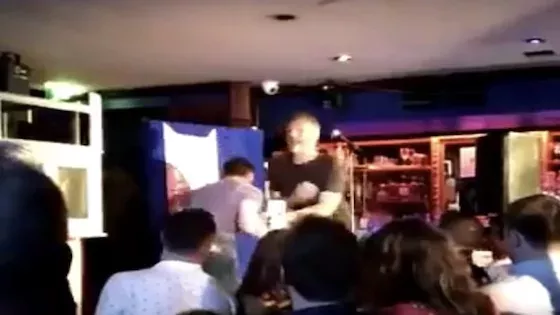 Coach von Conor McGregor erteilt einem Comedian auf der Bühne eine Lektion