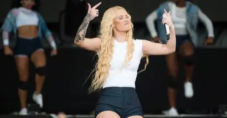 Iggy Azalea sorgt mit einer durchsichtigen Bluse für Aufsehen