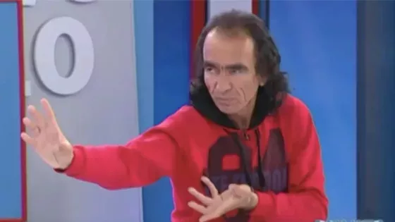 Griechischer Bruce-Lee-Nachahmer sorgt für Lacher im TV