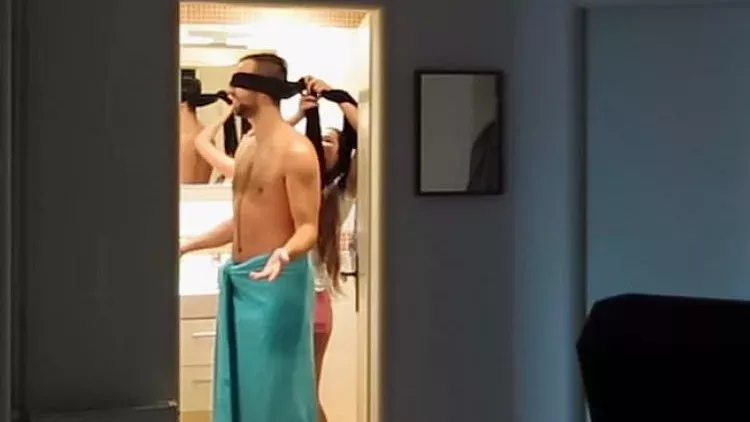 Seine Freundin verbindet ihm die Augen für eine Überraschung, aber er bereut es schnell!