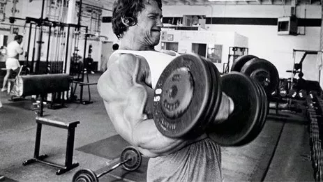 Arnold Schwarzenegger zeigt seine Lieblingsübung für den Bizeps